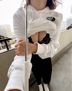 みゆき奥様の「ベランダ生撮り」が過激すぎて心臓に悪いです